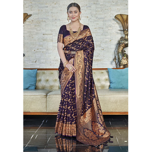 Saree en soie Magenta foncé Banarasi Katan avec motif Jaal complexe et tissage Zari opulent pour une déclaration audacieuse et élégante - Product Image 1