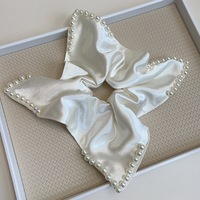 Élégant serre-tête en satin haut de gamme pour femme avec fleur de perles et grand élastique à cheveux pour cadeau de fête