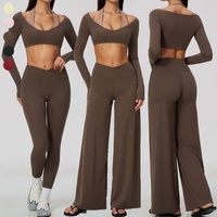 Ensemble de sport pour femme avec haut court à col halter et manches longues à blocs de couleur, et leggings de yoga à taille croisée en V et pantalon large