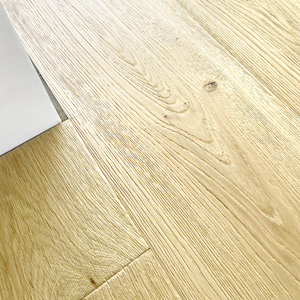 Piso de Madera de Arce Sólido y Duradero con Recubrimiento UV para Uso Comercial, Ideal para Hoteles y Apartamentos - Product Image 1