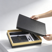 Ensemble cadeau personnalisé de luxe pour entreprise, comprenant un carnet A5 en cuir PU rigide avec couverture en PP/lin, une tasse isotherme, et une boîte cadeau avec logo personnalisé UV.