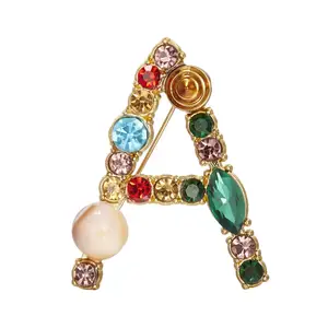 Broche initiale en cristal perle plaqué or émail coloré lettre Alphabet broche de poitrine bijoux pour cadeaux ZA056
