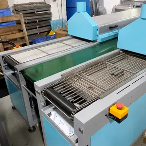 Machine automatique de thermoformage du plastique Séchage au four Pantoufle Sandale Tunnel de convoyeur Etiquette PVC Autocollant Chaussure Supérieure Machine Plastique - Product Image 4