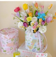 Boîte Cadeau Florale Rigide en Carton Blanc Stratifié, Réutilisable, Écologique et Recyclable, pour Arrangements Floraux – Modèle « Sweetheart Hug »
