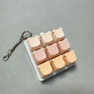 พวงกุญแจคีย์แคปพลาสติกแบบสั่งทำขายส่ง พร้อมไฟ LED บรรเทาความเครียด ของเล่นคลิกเกอร์คลายเครียด - Product Image 1