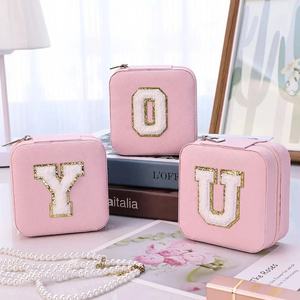 Petite boîte à bijoux de voyage faite à la main avec logo personnalisé Carré en cuir PU Collier Boucle d'oreille Bague Organisateur de bijoux Coffret cadeau - Product Image 5