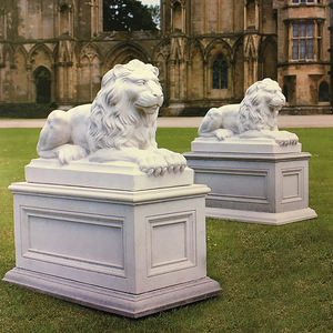 Estatuas de Leones Acostados de Mármol Blanco para Decoración de Entrada de Casa - Product Image 1