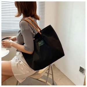 Elegante Bolso Tote de Lona de Algodón con Asas de Cuero, Bolso de Compras con Estilo - Product Image 3