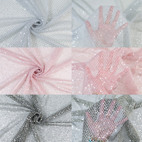 Tissu en polyester tricoté extensible à sequins brodés rose, noir et blanc, idéal pour la confection de bikinis et vêtements, vendu au mètre en gros.