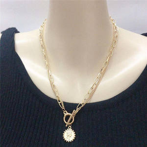 Collar de Cadena Gruesa con Colgante de Moneda para Mujer, Chapado en Oro, con Cierre de Seguridad - Product Image 4