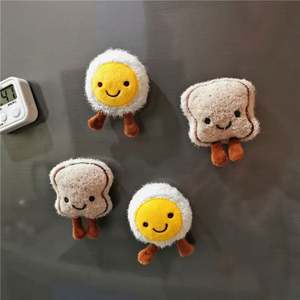 Aimant de réfrigérateur en peluche personnalisé en gros - Cadeau promotionnel mignon avec design de dessin animé 3D en coton brodé sur mesure - Product Image 2