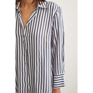 เสื้อเชิ้ตผู้หญิงสีน้ำเงินกรมท่าลายทาง ป๊อปลิน ทรงเอ ซิมเมทริก สำหรับใส่ทุกวัน - Product Image 4