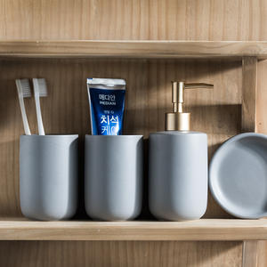 Ensemble de salle de bain en céramique quatre pièces Casualpure avec rince-bouche en plastique et tasses à brosse à dents fournitures de toilette - Product Image 4