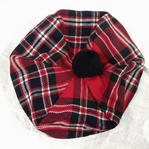 C'est un chapeau écossais en laine brossée de style moderne Royal Stewart de Lochcarron d'Écosse. - Product Image 1
