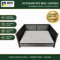 Lit pour animaux de compagnie moderne d'extérieur pour villa, en rotin PE tressé, surélevé, avec coussin mural rembourré pour chien et chat, pour patio, coussin gris clair