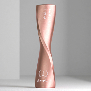Trofeo de forma personalizada moderno, copa de premio única MVP, primeros premios en oro para regalos empresariales. - Product Image 3