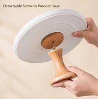 Support à gâteau rond blanc surélevé avec bordure conique en bois, dôme en verre transparent et bouton sphérique pour présentation sur table à manger