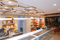 Design d'intérieur moderne et personnalisé pour une boutique de confiseries, comptoir de bar haut de gamme, vitrine tendance, mobilier de café branché