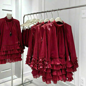 Robe de soirée rouge à col montant, à volants, style poupée, avec short, en polyester léger, usine de vêtements OEM Vietnam - Product Image 1