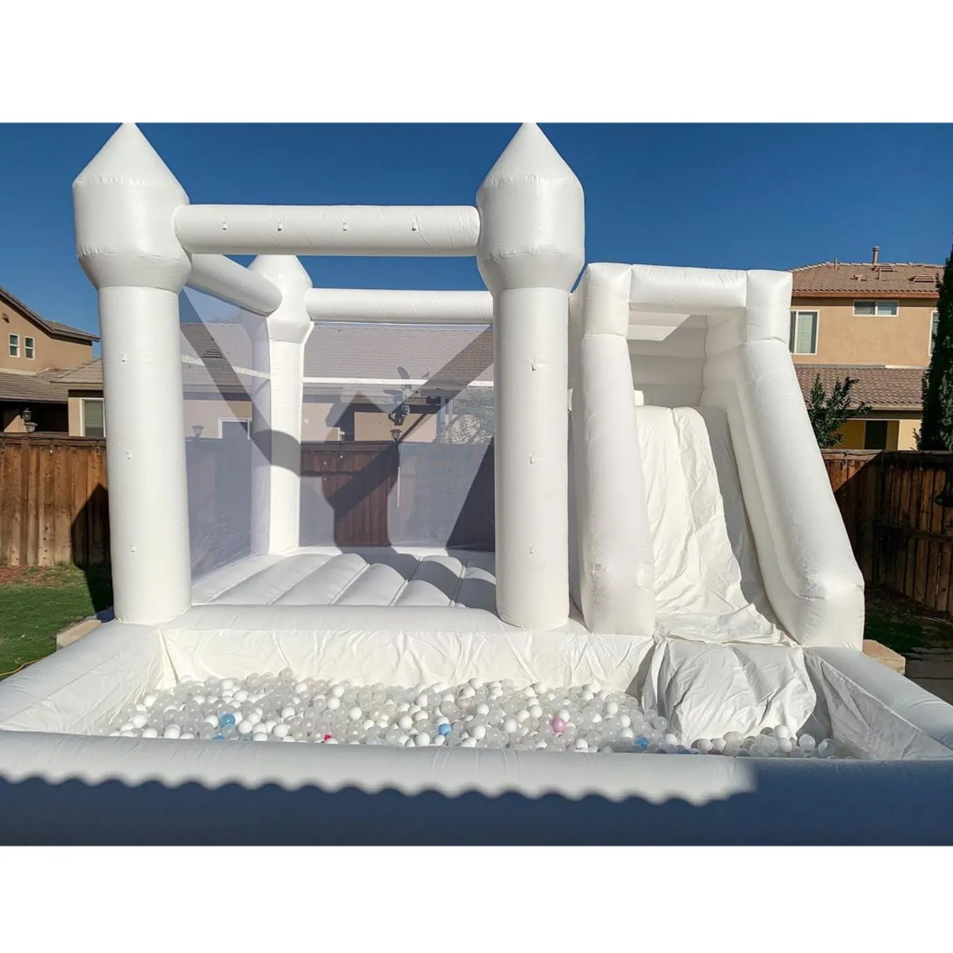 Bounce House kommerzielles aufblasbares Bouncer Softplay-Gerät aufblasbares weißes Bounce-Haus mit Rutsche
