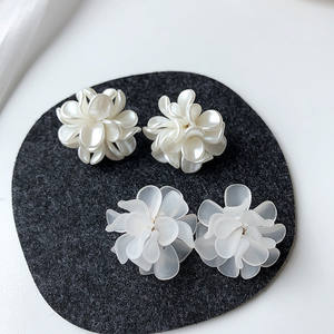 RE4039 Romantische Transparante Acryl Bloemblaadje Oorbellen Voor Vrouwen Wit En Ivoor Bloemen Bruids Oor Stud - Product Image 5
