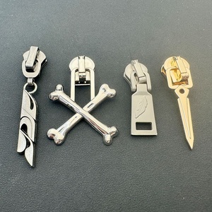 Hot bán vòng Hình dạng cắt ra logo Nylon dây kéo puller tùy chỉnh kim loại dây kéo kéo thanh trượt cho quần áo/túi xách - Product Image 5