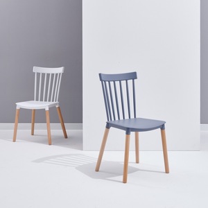 <span class=keywords><strong>Chaise</strong></span> <span class=keywords><strong>de</strong></span> salle à manger à pieds en bois colorés à prix bon marché Vente en gros <span class=keywords><strong>de</strong></span> chaises en plastique modernes empilables en PP pour restaurant et café - Product Image 1