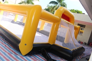 Cancha de fútbol inflable con aro de baloncesto para juegos deportivos infantiles al aire libre - Product Image 3