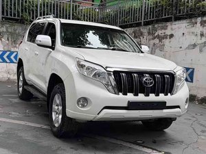 Prado <4L Turbo Automático, Auto Usado, Tracción en las Cuatro Ruedas, Interior de Cuero, Interior Oscuro, Gran Espacio Interior, Vehículo Todoterreno - Product Image 3