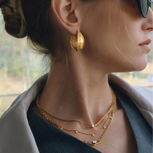 Pendientes Huggie con Forma de Hoja de Sauce, Acanalados, en Tono Dorado, de Acero Inoxidable, Joyería de Moda - Product Image 3