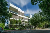 Volet architectural résistant aux intempéries, adapté aux ouragans, pour façade de magasin de détail côtier indonésien