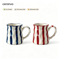 Mug en céramique à rayures verticales peintes à la main, avec logo personnalisé OEM/ODM, bord ondulé irrégulier et corps texturé, pour usage domestique – Vente en gros