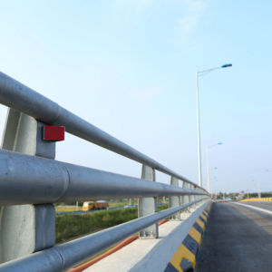 Barrières de sécurité routière en acier, système de barrières anti-collision, taille et épaisseur personnalisables, surface galvanisée - Product Image 1