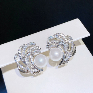 Orecchini a Perno di Forma Irregolare per Donne, Design Elegante per Serate e Uso Quotidiano - Product Image 1