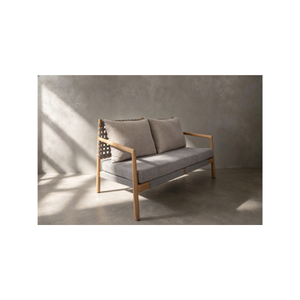 Un sofá de 2 plazas con cojines de felpa y un diseño elegante, perfecto para realzar el estilo y la comodidad de la habitación. - Product Image 5