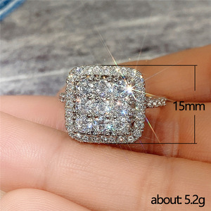 Anello con Zirconia Cubica Placcato in Rodio per Donne, Fascia Minimalista alla Moda con Stile Elegante - Product Image 5