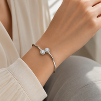Nouveau modèle Bracelet jonc ouvert en argent sterling 925 avec deux moissanites rondes de 6,5 mm couleur D VVS pour femme, bijoux de mariée, personnalisable en usine