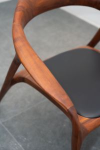Fauteuil d'appoint en bois de noyer de qualité supérieure avec accoudoirs en bois massif courbé, finition naturelle à grain ouvert pour la maison, l'hôtel, PISANO - Product Image 2