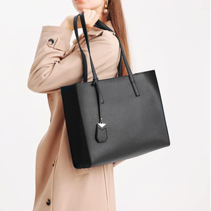 Женская большая мягкая сумка-тоут из искусственной кожи с застежкой-молнией, подкладкой из полиэстера и логотипом – простой дизайн для школы, работы и отдыха - Product Image 6