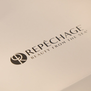 กระเป๋าช้อปปิ้งกระดาษเคลือบพร้อมพิมพ์โลโก้และพิมพ์ออฟเซ็ตตามต้องการ - Product Image 1