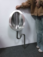 Urinoir mural en acier inoxydable 304 avec options de traitement de surface sur mesure, design moderne pour salle de bain, hôtel, prison, KTV