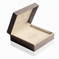 Boîtes cadeaux rigides personnalisées en carton brun charbon, texture cuir, couvercle à charnière, intérieur crème, vente en gros, boîte de luxe en deux parties, vente au détail