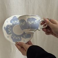 Ensemble de tasses et soucoupes à café en céramique gaufrée de style vintage français, motif floral bleu et blanc, pour le thé de l'après-midi, idéal pour la maison, le café ou un mariage.