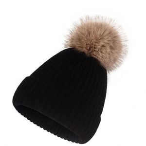 Vente en gros de bonnets d'hiver tricotés personnalisés avec logo brodé, bonnets parent-enfant avec pompon en fourrure - Product Image 3