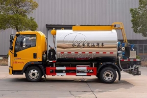 HOWO 5M3 Country Road Maintenance Bitumen Transport Sprayer Truck Small Maneuver Asphalt Distributor Vehicle - Product Image 6