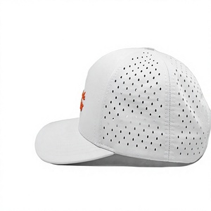 Gorra Trucker Blanca de 6 Paneles con Logotipo Bordado Rojo Ajustable, para las Cuatro Estaciones, Fabricada en Vietnam, Ropa Urbana de Alta Calidad - Product Image 2