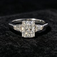 Bague Classique Trois Pierres en Argent 925, Moissanite Taille Radiant Couleur D 2 carats 6x8mm, Pierres d'Accordéon Baguette Effilées, Bague de Promesse et de Mariage