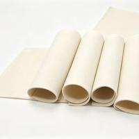 Rouleaux de feutre industriel blanc pour l'isolation thermique, l'insonorisation et l'absorption des chocs dans les machines et équipements.