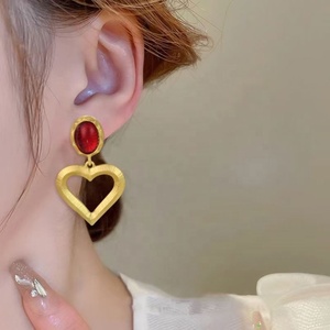 Pendientes de Aro con Forma de Corazón de Estilo Vintage Francés, con Imitación de Diamantes y Perlas, Aleación Chapada en Oro de 18K, para Fiesta, Lujo y Moda - Product Image 6