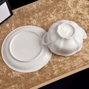 Nouvel ensemble de vaisselle allemand en céramique blanche pure style rococo : tasses à café, soucoupes, tasses à thé, assiettes plates, bols à riz - Product Image 3